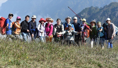 华云猕猴桃基地摘野果，挖地瓜，扎帐篝火晚会